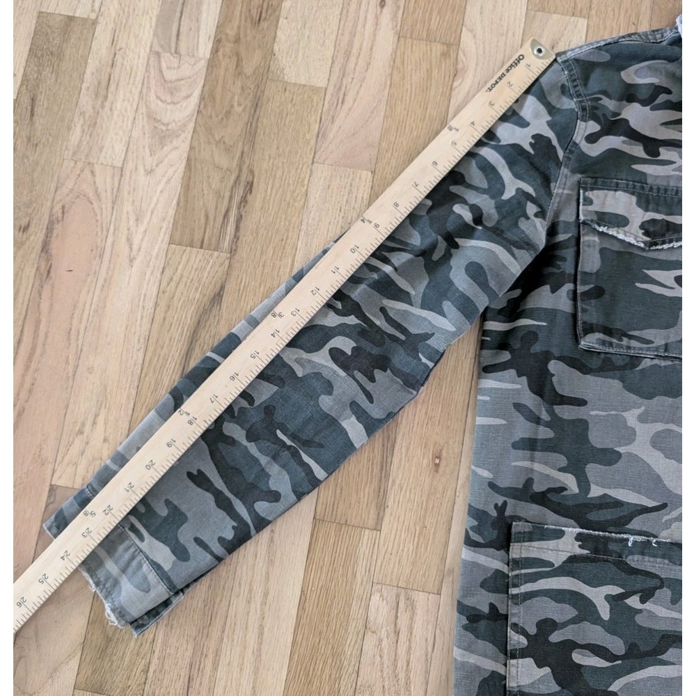 Lulus Camo Chore Jacket Shacket Lightweight Distressed Long Sleeve Womens Medium - Picture 9 of 16